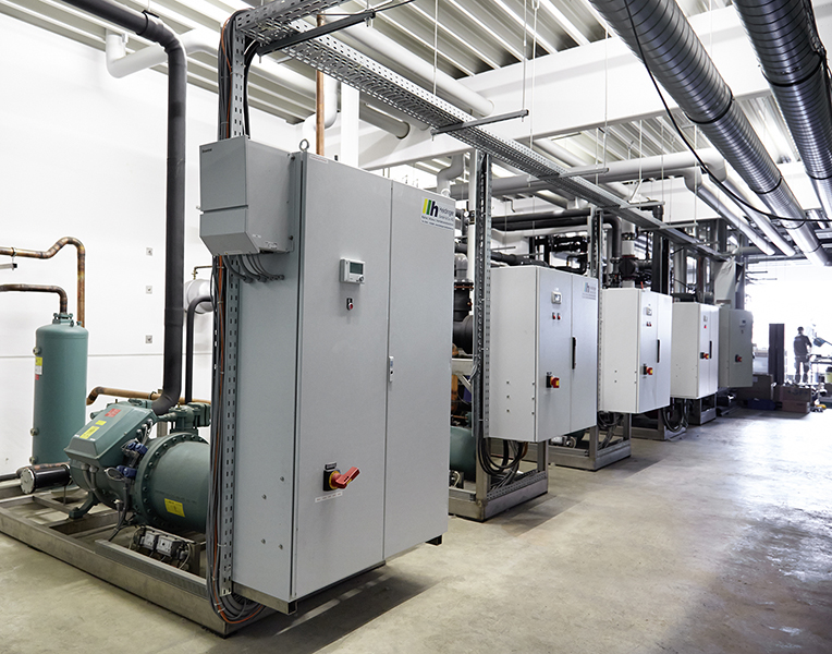 Kältezentrale – Prozesswasserkühlung und Klimasystem. Das Gesamtsystem zeichnet sich durch modulare Bauweise und höchste Betriebssicherheit aus, ebenso durch integrierte Wärmerückgewinnungssysteme. Insgesamt installierte Kälteleistung: 2.970 kW.